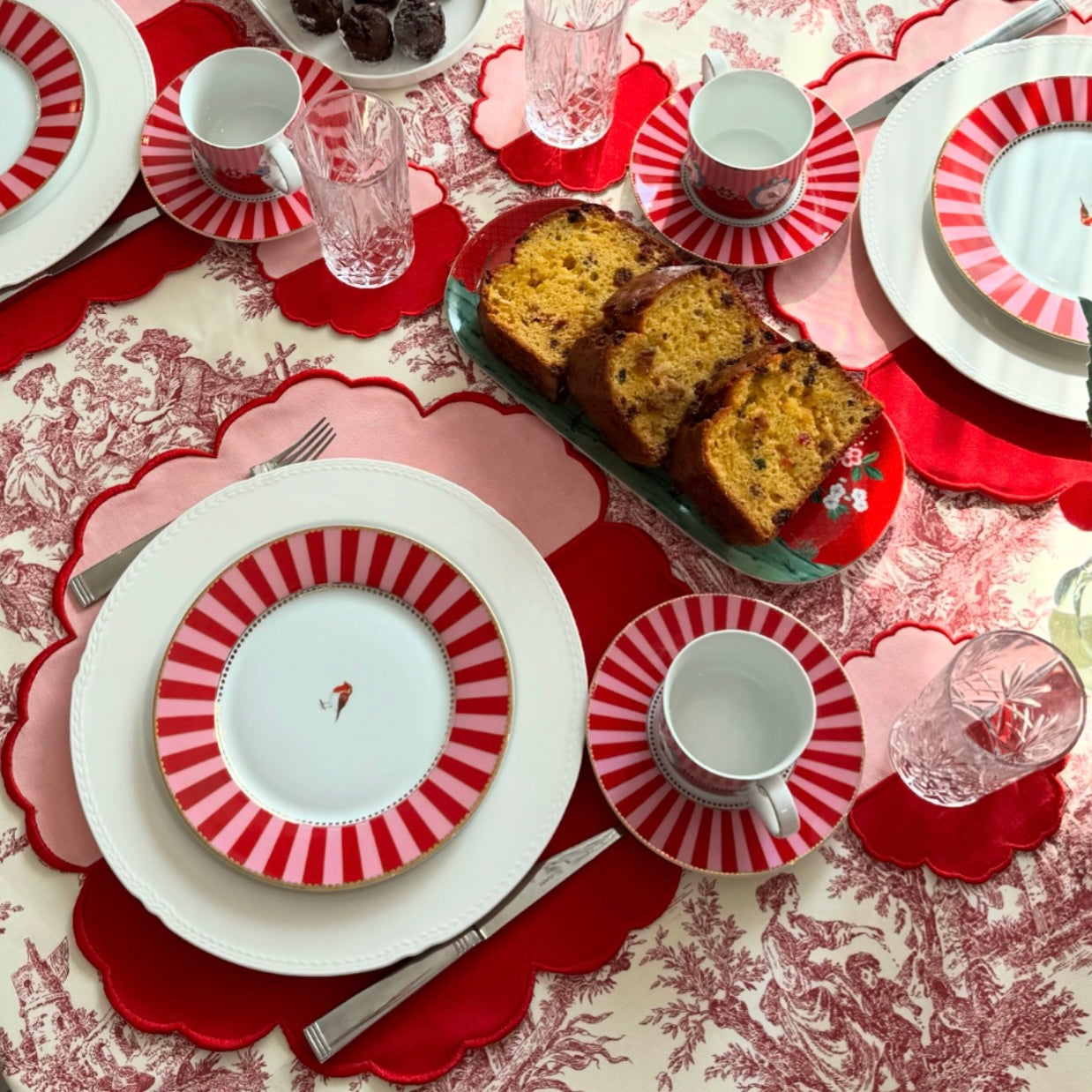DUALITY PINK RED SCALLOPED FABRIC PLACEMAT