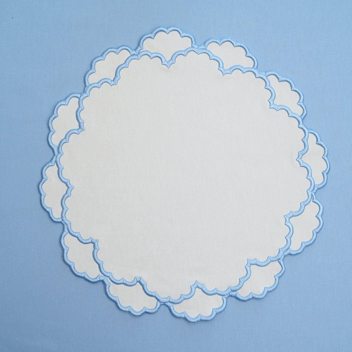 CRESSIDA BLUE & WHITE SCALLOPED FABRIC PLACEMAT