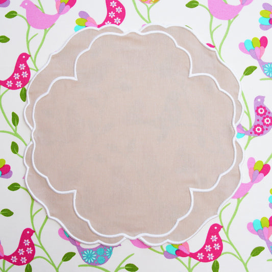 SORELLE BEIGE WHITE ROUND FABRIC PLACEMAT
