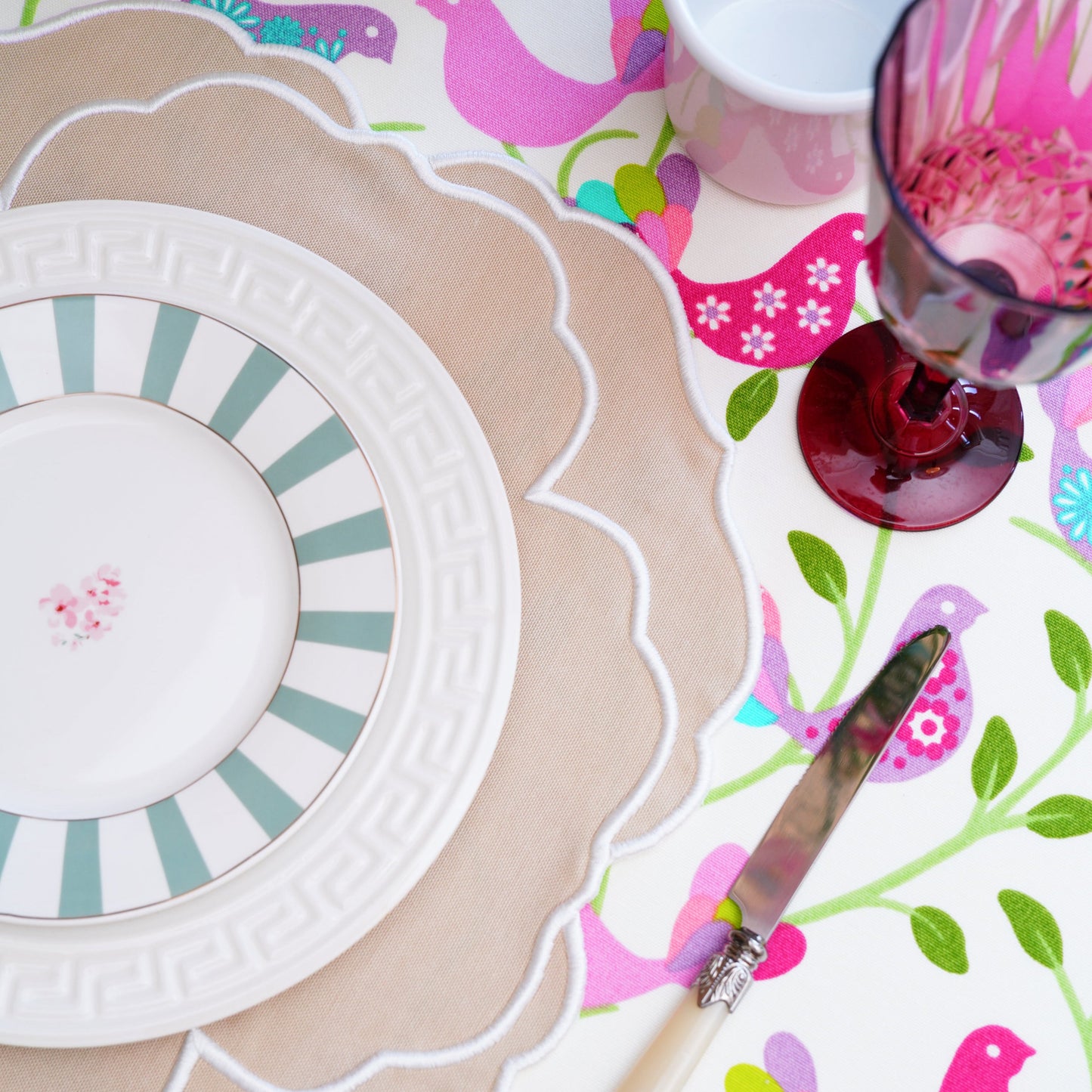 SORELLE BEIGE WHITE ROUND FABRIC PLACEMAT